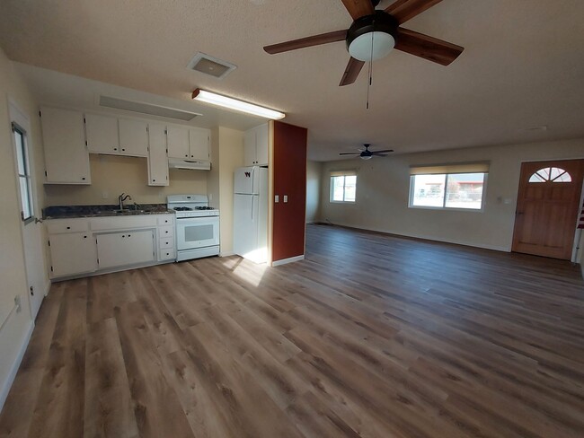 Building Photo - 2 Bedroom with 4-Car Garage in Downtown JT!