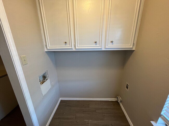 Building Photo - Cute Duplex