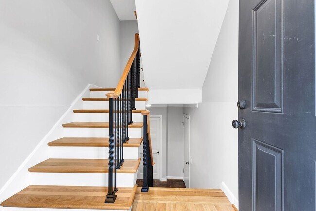 Building Photo - Beautiful Green Hills Townhome With Garage