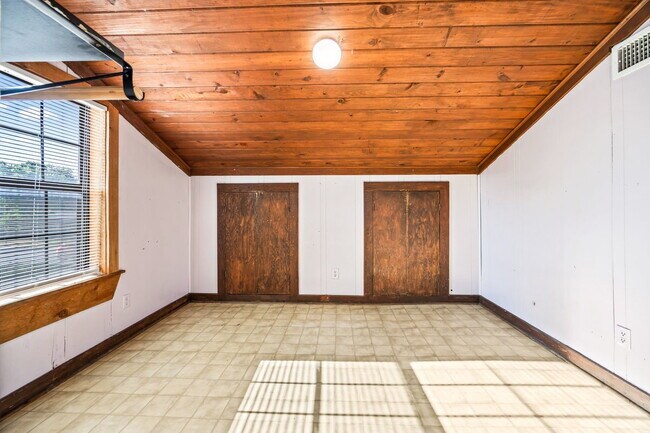 Building Photo - Charming 2-bedroom, 1-bath home $500 OFF R...