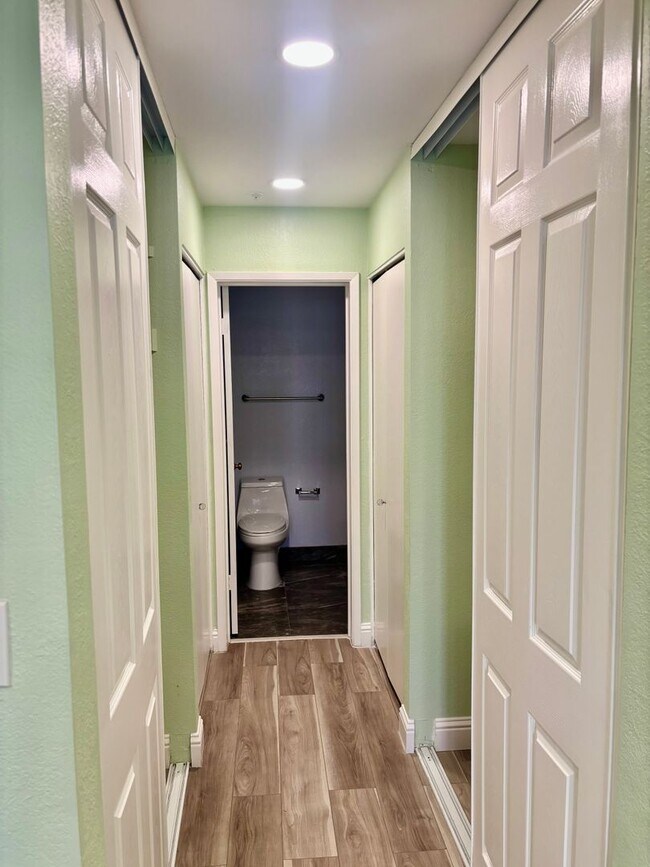 Building Photo - Walnut Creek 2 bed 2 bath gorgeous end unit on the first floor with garage!