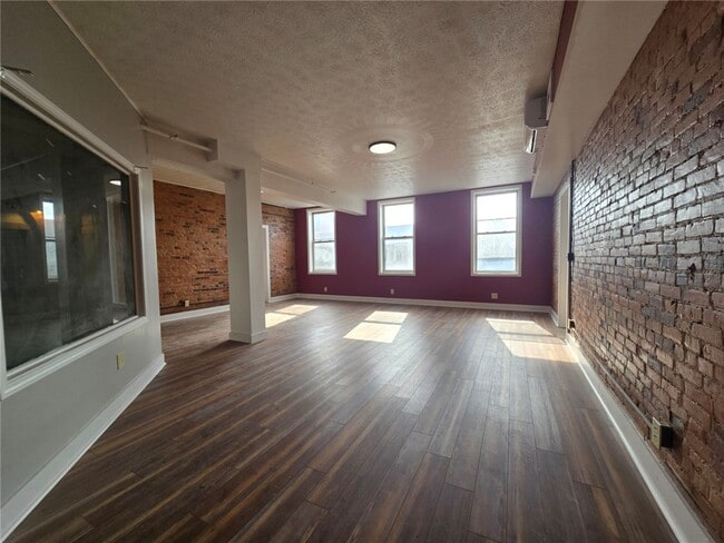 Building Photo - 27 E Main St