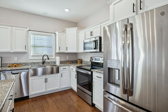 Building Photo - Quiet cut-de-sac living with country views!