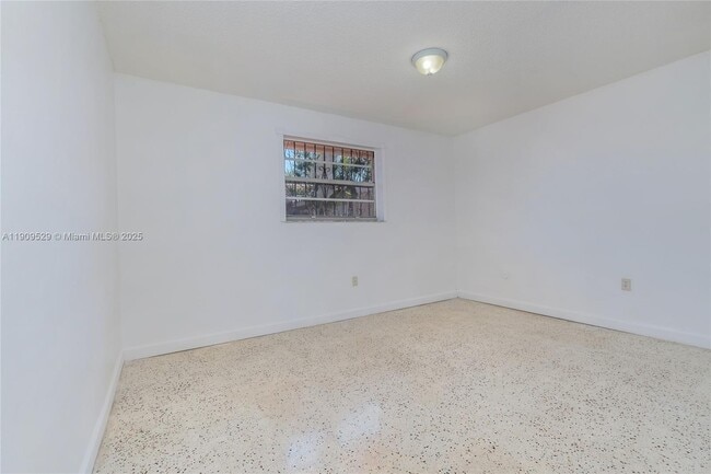 Building Photo - 3076 SW 17th St