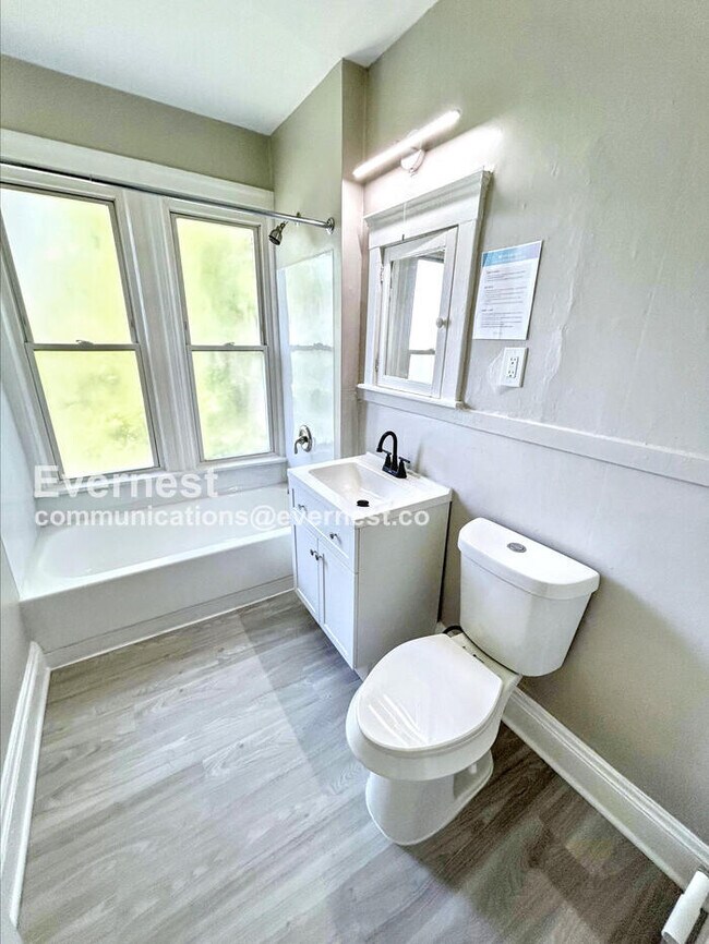 Building Photo - 1334 W 89th St