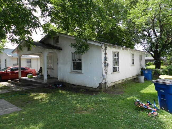 Building Photo - 702 W 45th St
