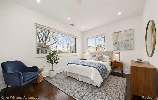 Building Photo - 1975 Gladstone St