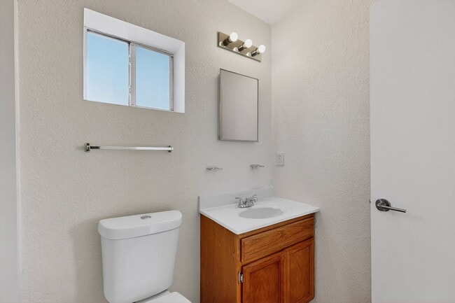 Building Photo - 4 bedroom 2.5 bath home in East El Paso!