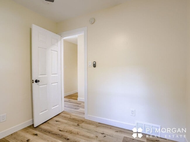 Building Photo - 3 bedroom, 2 bathroom House Available Imme...