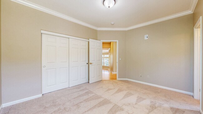 Building Photo - Gorgeous Home with private yards, large de...