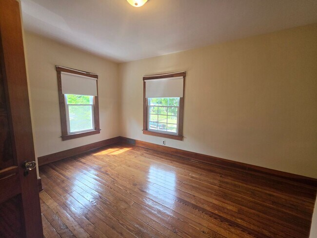 Building Photo - Kent Ohio 2 Bedroom 1.5 Bath 2 Bonus Rooms.