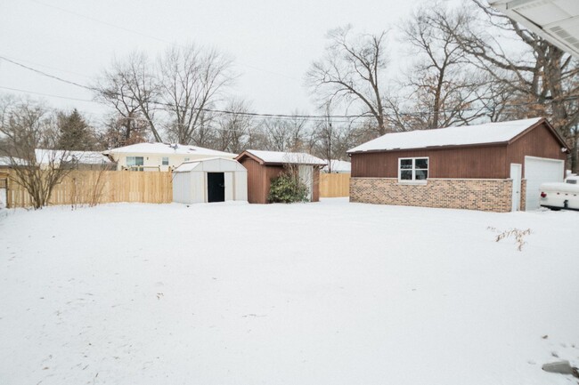 Building Photo - 2142 Woodlawn St