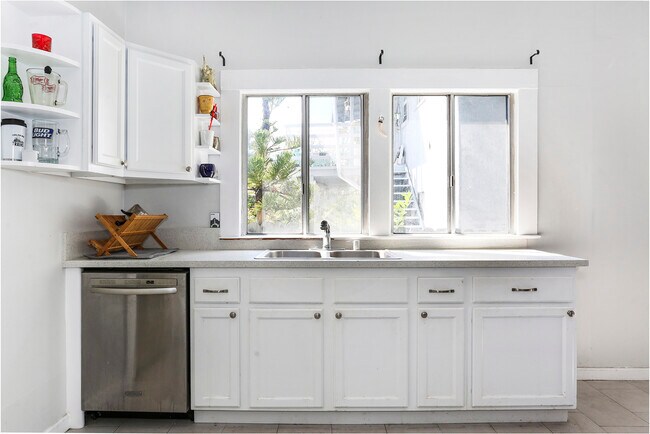 Building Photo - 230 N Bonnie Brae St