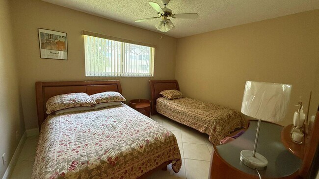 Building Photo - 709 Lori Dr