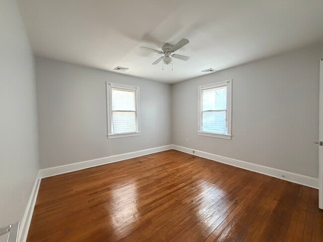 Building Photo - 104 Sycamore St