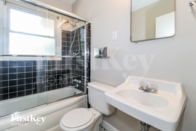 Building Photo - 4205 Charleswood Ave