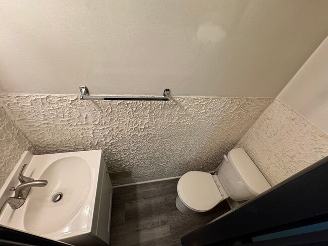 Building Photo - Three Bedroom / 1.5 Bathroom House AVAILABLE October