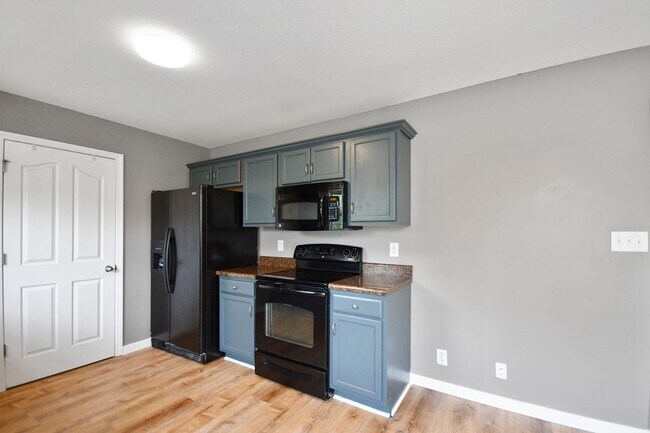 Building Photo - Pet Friendly Three Bedroom!