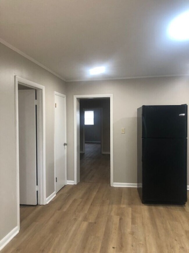 Building Photo - 3-bedroom 1 bath brick home $1395