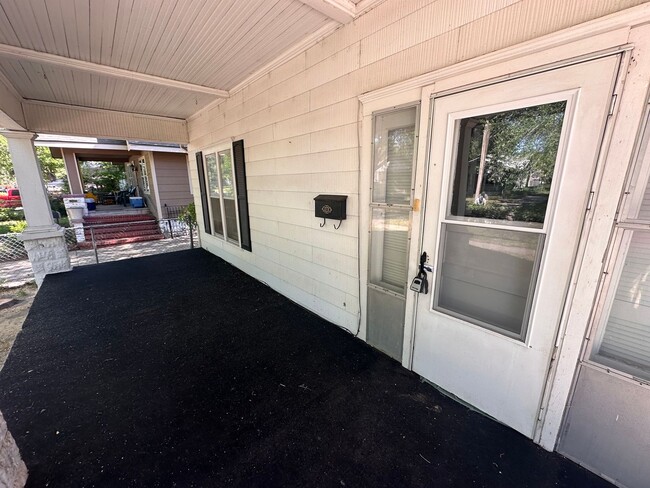 Building Photo - $995- 3 bed 2 bath - Single Family Home wi...