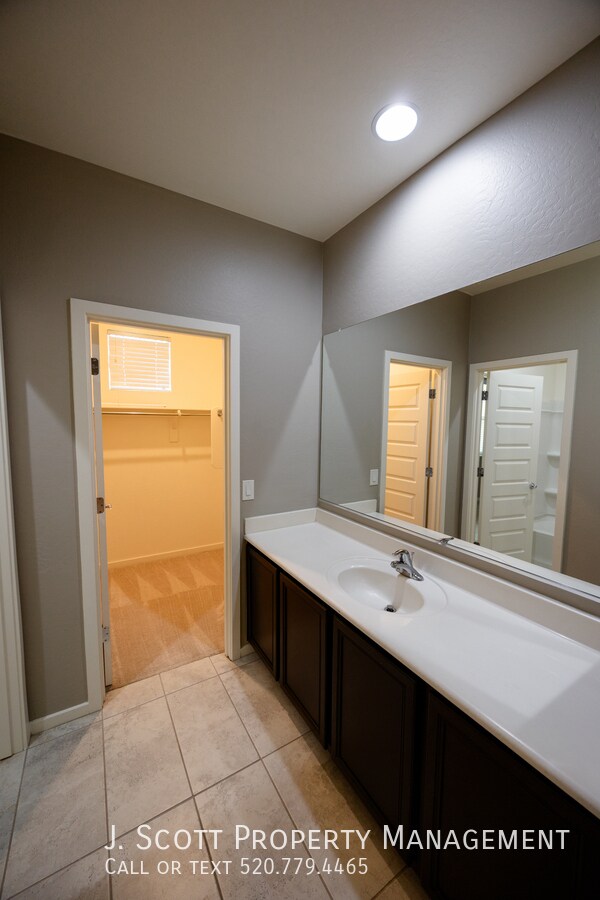 Building Photo - 1270 Carlsbad Dr