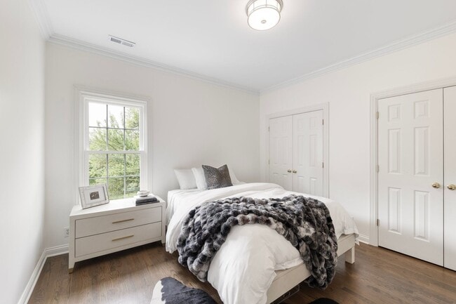 Building Photo - Luxury Furnished Home