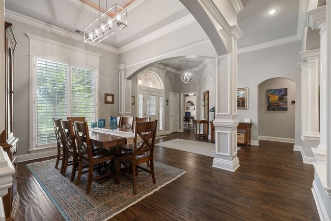 Building Photo - Luxury Living