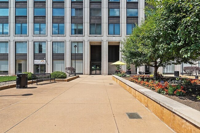 Building Photo - 320 Fort Duquesne Blvd