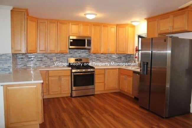 Building Photo - Back On The Rental Market Nice Single Story 3 Bedroom Home!!!