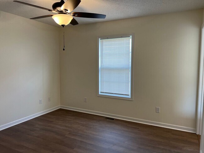 Building Photo - 3 bedroom / 2 bath + den located in Jonesborough