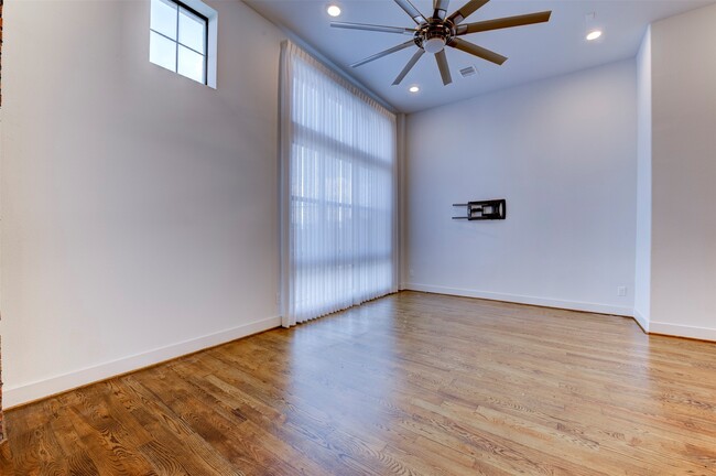 Building Photo - 2914 Lamar St