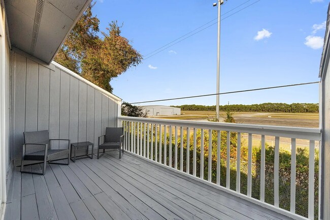 Building Photo - 27 Court Dr