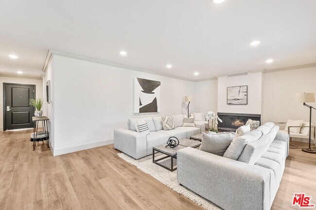 Building Photo - 821 3rd St