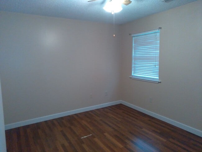 Building Photo - Cute 3 bedroom, 2 bath house with garage a...