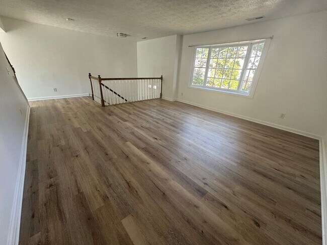 Building Photo - Spacious 3 Level Townhome with New Floorin...