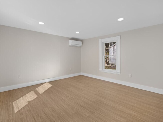 Building Photo - 40 Cedar St