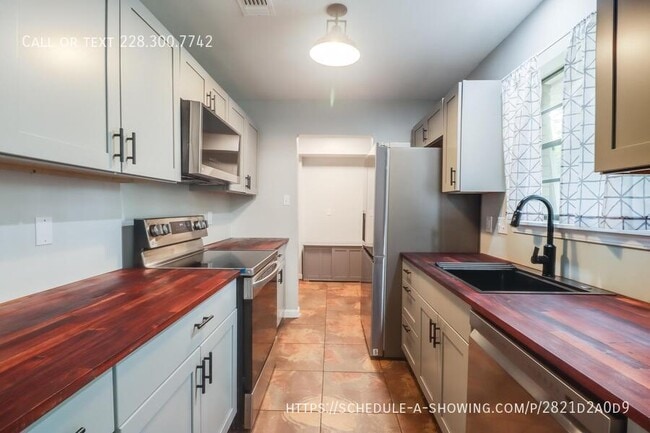 Building Photo - 647 Ridge Dr