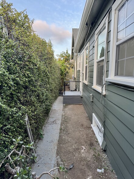 Building Photo - 1121 N Heliotrope Dr