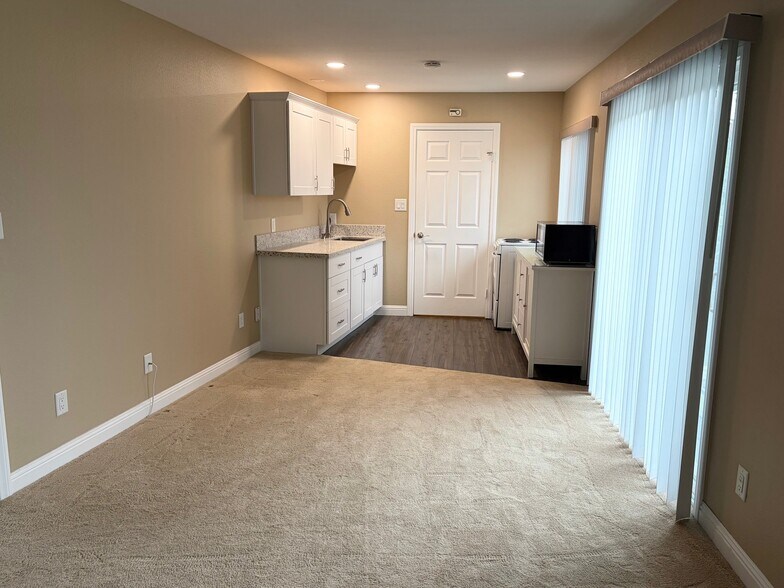 Building Photo - 8700 Rumson Dr