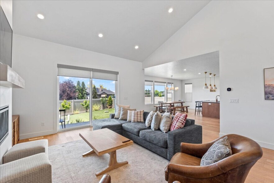 Primary Photo - 690 S Edge Ln