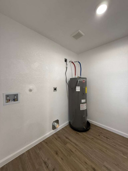 Building Photo - 9339 Mimosa Manor