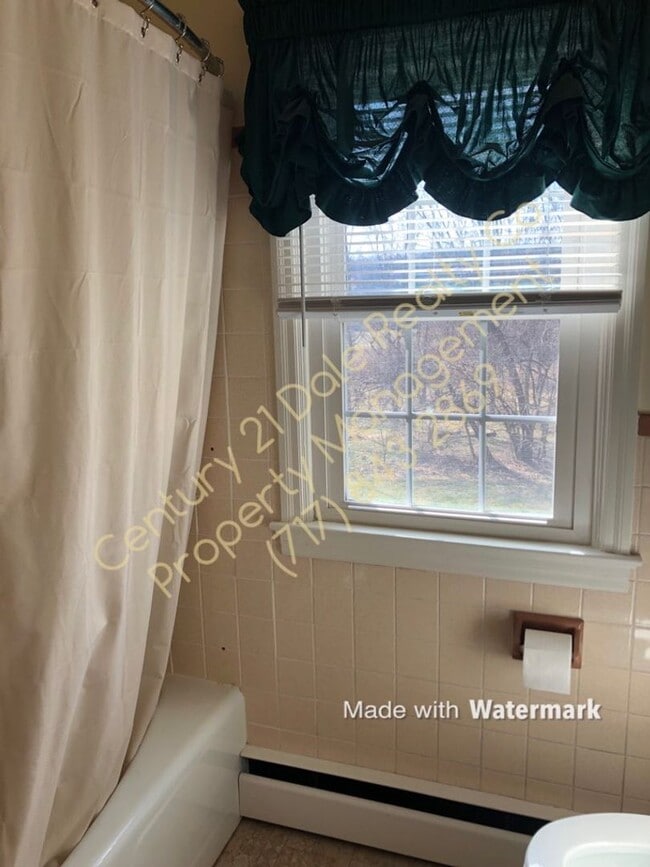 Building Photo - Very Large 3 BR House in North Eastern School District