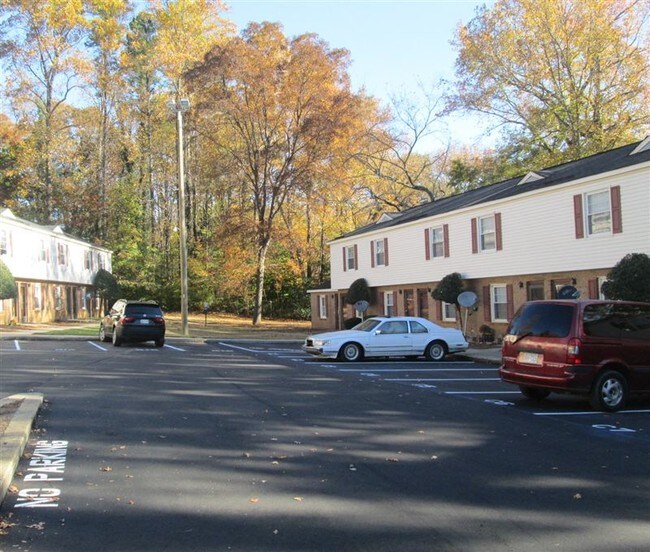Building Photo - 4502 Rolling Hill Dr