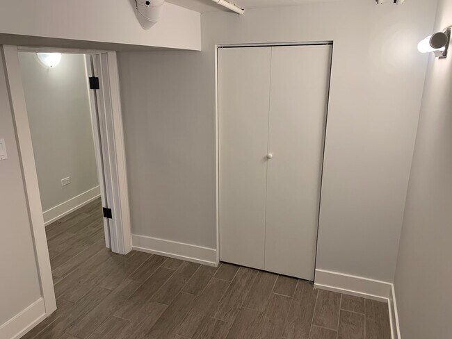 Building Photo - 3050 N Clifton Ave