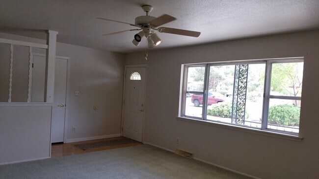 Building Photo - 3 bedroom 1 and 3/4 bathroom