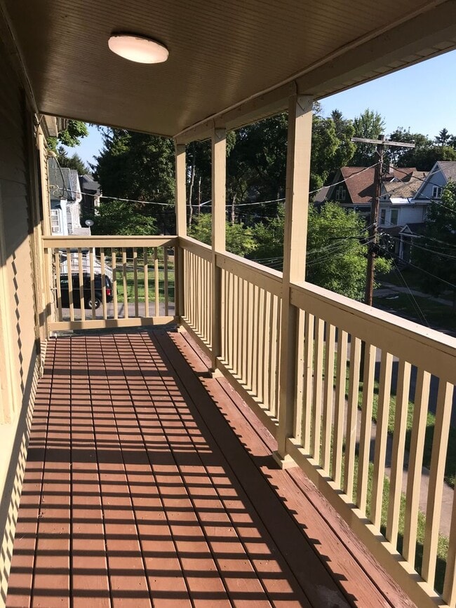 Building Photo - Beautiful Upper Flat With Private Side Por...