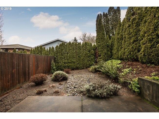 Building Photo - Amazing 3 bed / 2.5 bath Duplex with Bonus Room!