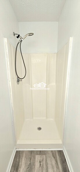 Building Photo - 5785 Creekside Dr