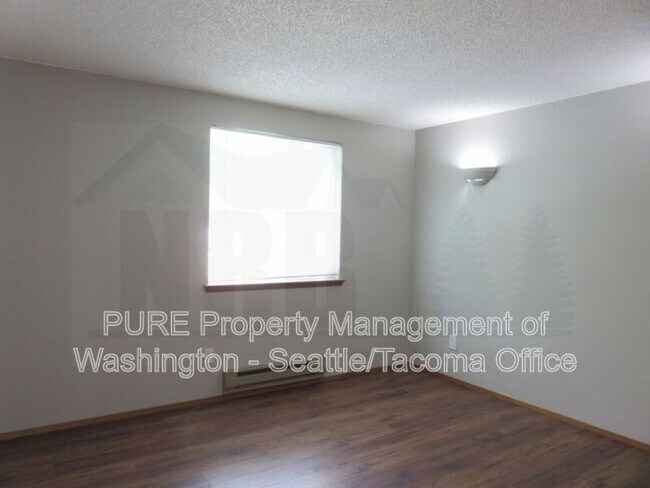 Building Photo - 511 Malibu Dr SE