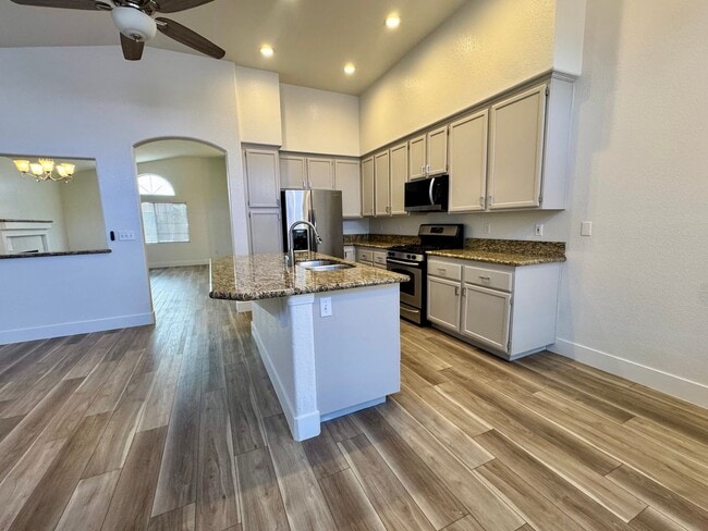 Building Photo - Gorgeous single story home!!